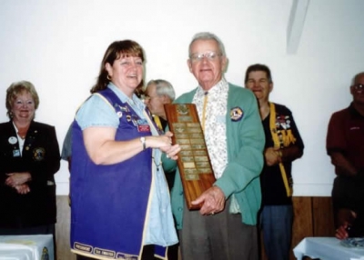 President Dallas Moore accepting Best President Runner-Up Trophy District 41N2 2003-2004 from PDG Lou Thurber
