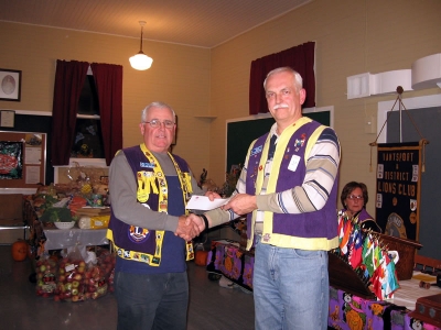 KL John Robertson making presentation to KL Duncan 2006 for Joint Project