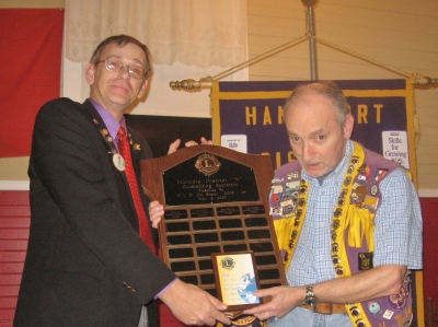 DG Peter Reid presenting Lion Ken MacKenzie with Multiple District N Best Secretary Award 2010-11